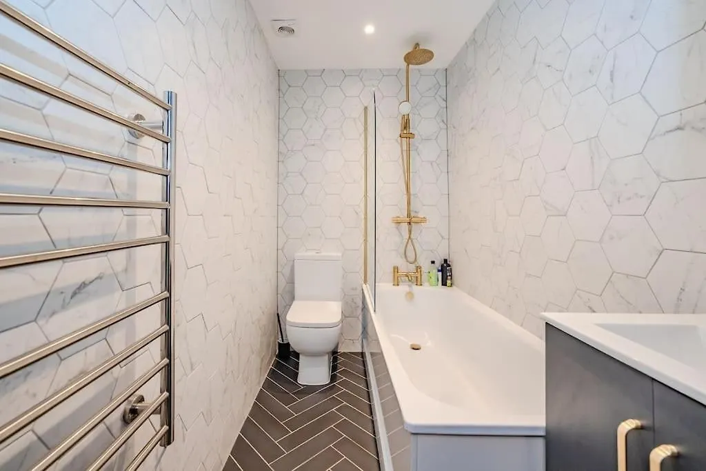 Three Bedroom Flat 2 Bathrooms I Super Central Locationi Next To Brighton Beach